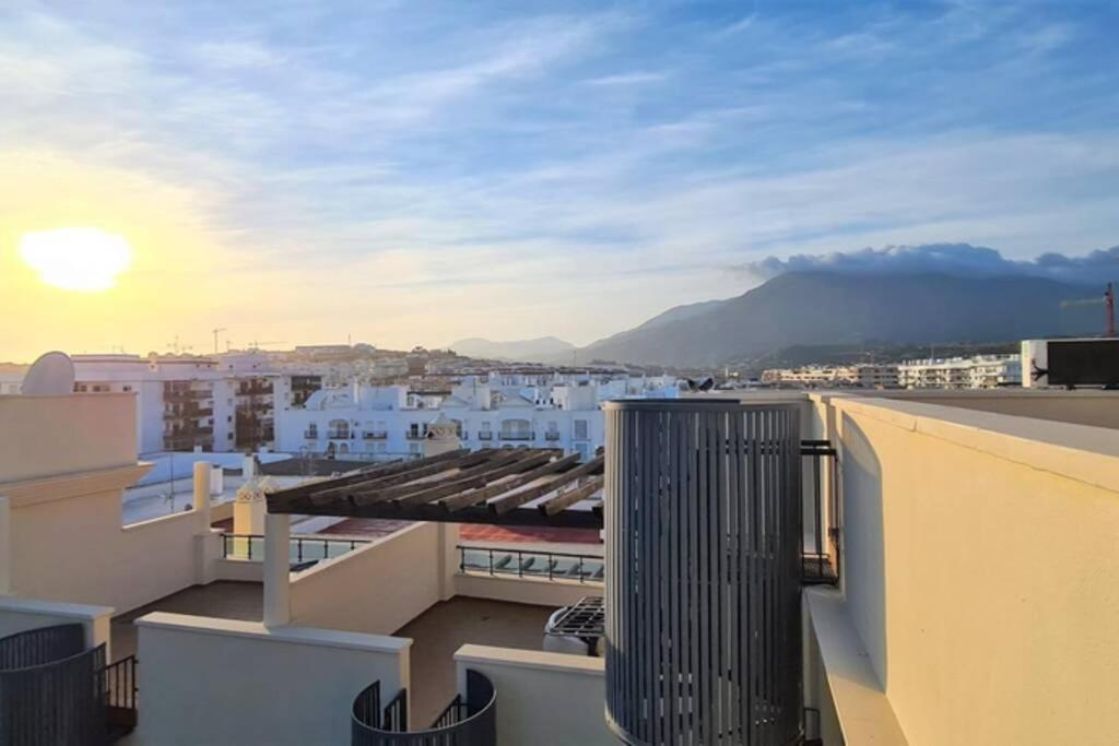 Luxury Penthouse With Ocean Views &Private Jacuzzi Apartment Estepona Exterior photo
